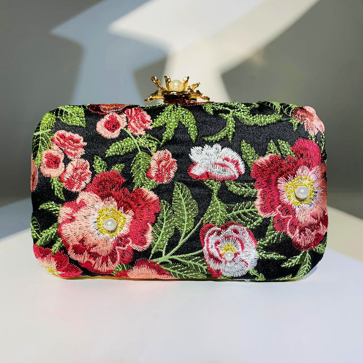 Embroidered handmade beaded Evening Bag Retro Pearl Banquet Evening Bag for women