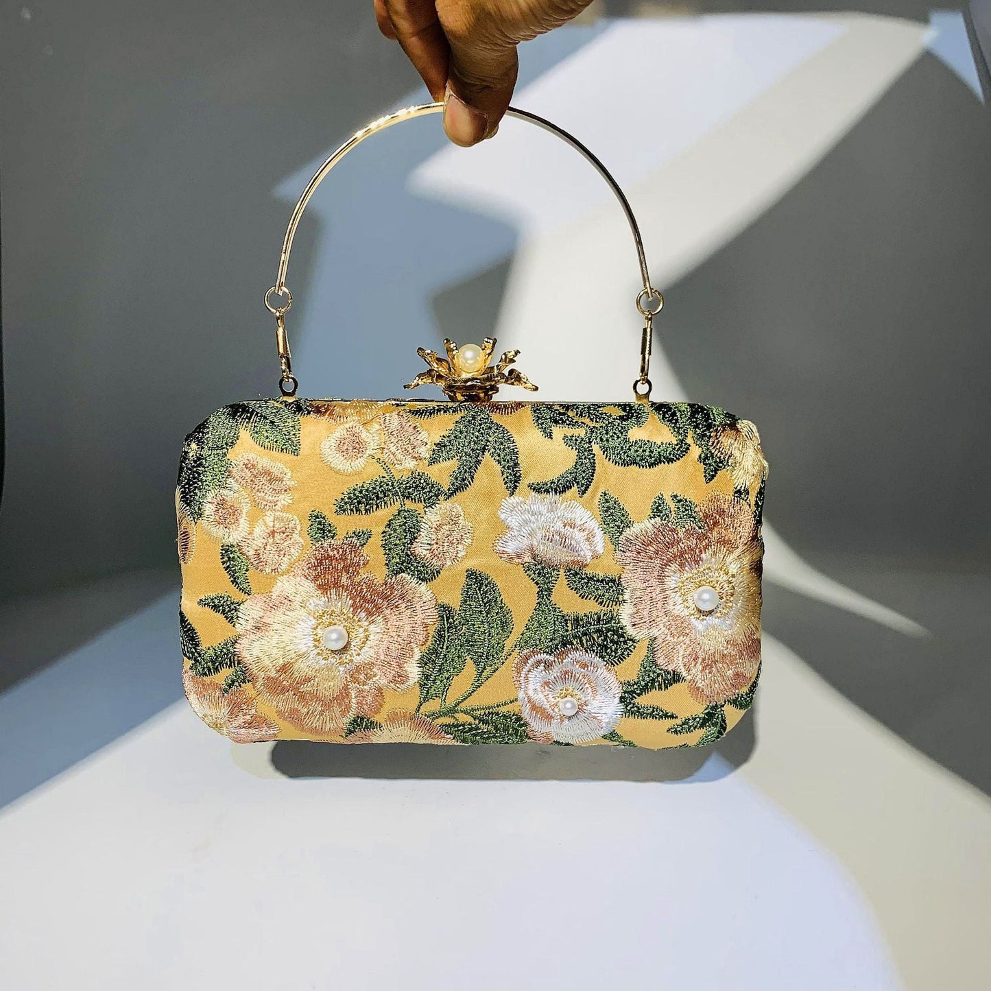 Embroidered handmade beaded Evening Bag Retro Pearl Banquet Evening Bag for women